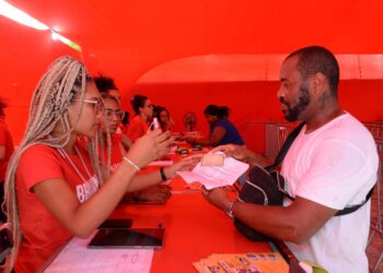 Prefeitura entrega kits de trabalho para ambulantes credenciados na Festa de Iemanjá