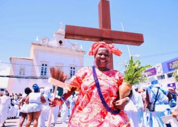 Lavagem de Itapuã reúne multidão de baianos e turistas na orla de Salvador