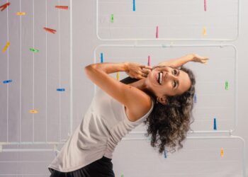 Sucesso de público, Maria Menezes continua em cartaz com o espetáculo “Maria AO VIVO! (ou Mamãe tá aqui)” durante o mês de abril no Teatro Módulo