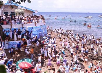 Iemanjá é reverenciada por multidão que lota as ruas do Rio Vermelho