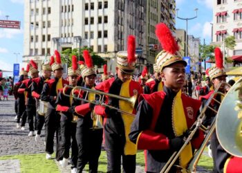 Fanfarras e balizas dão show de cores, movimentos e sonoridade no 2 de Julho