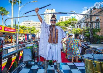 Brown apresenta repertório que exalta 40 anos de axé music durante desfile no Circuito Osmar