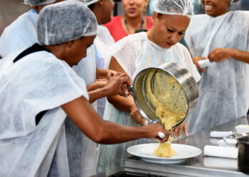 Curso gratuito de Doces Finos possibilita geração de renda para mulheres