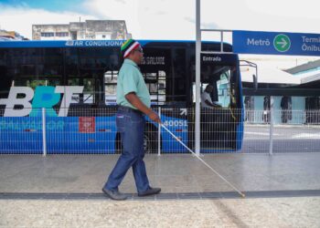 Semob promove visita guiada no BRT Lapa com pessoas com deficiência