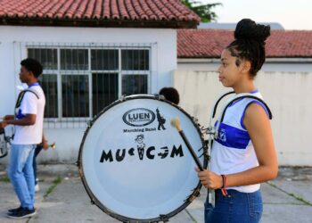 Tradicional banda marcial de escola municipal de Pirajá se prepara o desfile do 7 de Setembro