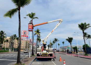 Zeladoria da iluminação na orla de Salvador inclui retirada de fiações expostas, substituição e pintura de postes
