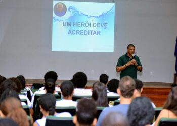 Primeiro negro medalhista olímpico da natação brasileira, Edvaldo Valério palestra para alunos da rede municipal