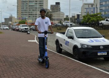 Ação promove aulas práticas de direção em patinetes elétricos para profissionais da imprensa
