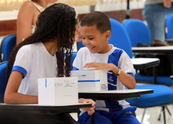 Alunos e professores da rede municipal de ensino recebem óculos digitais de leitura