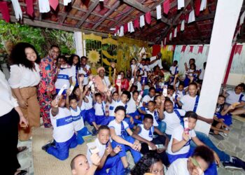 Festival Salvador Capital Afro: escritor beninense apresenta livro para alunos de escola municipal em São Gonçalo