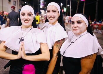 Bandinhas de sopro e percussão fazem a alegria dos foliões em último dia de pré-Carnaval