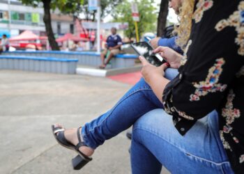 Conecta Salvador promove inclusão digital com wi-fi gratuito nas praças da cidade