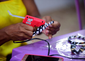 Moradoras do Engenho Velho de Brotas aprendem a confeccionar acessórios usando materiais recicláveis