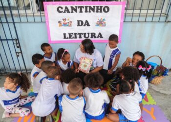 Feira literária leva cultura e arte para alunos de escola municipal no IAPI