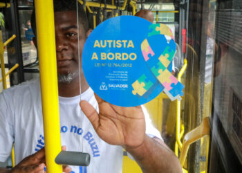Blitz da Conscientização sobre o Autismo leva informações aos usuários e condutores do sistema BRT de Salvador