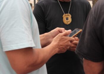 DERRC conduz trio com celulares roubados durante ação conjunta no Centro de Salvador