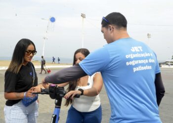Usuários de patinetes elétricos na capital baiana contam com aulas gratuitas de direção