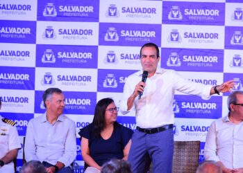 Bruno Reis anuncia criação da Secretaria Especial do Mar e empossa Andrea Mendonça como titular da pasta