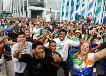 Marcha para Jesus reúne milhares de fiéis no centro do Rio de Janeiro