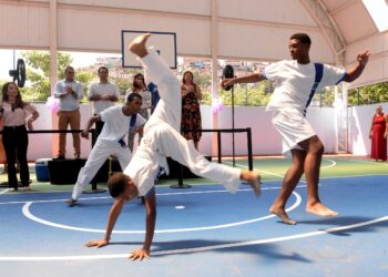Escola municipal no Lobato ganha quadra poliesportiva completamente requalificada