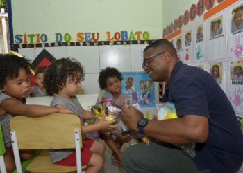 Entrega de presentes antecipa Dia das Crianças em centro educacional no Bairro da Paz