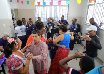 Banda de Forró da Guarda Civil de Salvador leva clima junino a pacientes de Caps