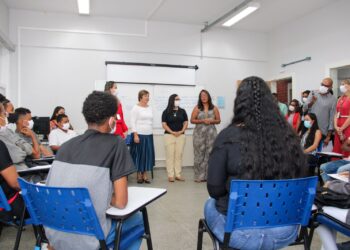 Da aula para o mercado de TI: ensino profissionalizante avança no Brasil e inspira iniciativas de formação