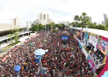 Thiago Aquino embala foliões apaixonados ao som do arrocha no Circuito Osmar