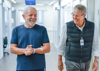 Lula recebe alta hospitalar e ficará em SP até quinta-feira