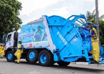 Caminhões compactadores da Limpurb ganham nova roupagem em alusão ao Novembro Azul