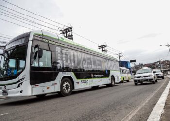 Duas linhas de Salvador recebem teste com novo ônibus elétrico