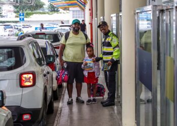Campanha Volta às Aulas da Transalvador mobiliza motoristas e pedestres no entorno das escolas