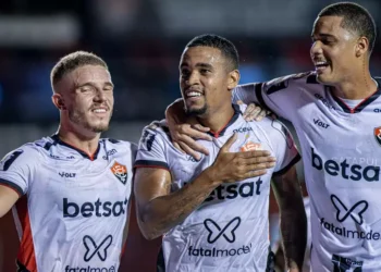 Vitória vence o Criciúma, no Barradão, e respira afastado do Z-4