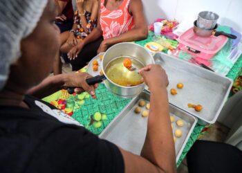 Oficina culinária de ‘balas de vidro’ capacita empreendedoras no bairro de Cajazeiras