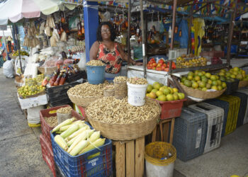 Feiras e mercados municipais registram grande movimento de clientes à procura de produtos juninos