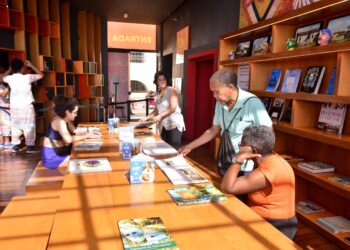 Sala de Leitura da Casa do Carnaval encanta visitantes com acervo sobre a folia em Salvador