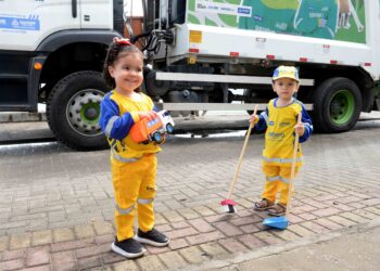 Limpurb presenteia minifãs com uniformes de agente de limpeza