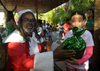 Prefeitura alegra criançada da Gamboa na terceira edição do Natal Mágico