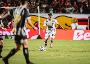 Vitória perde em casa para o Santos e volta para o Z-4