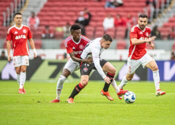 Com gol nos minutos finais, Vitória sofre derrota para o Inter e entra no Z-4