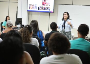 Trabalhadores de food truck aprendem sobre manipulação segura de alimentos no Carnaval 