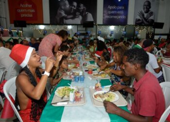 Ceia de natal reúne população em situação de rua e pessoas assistidas por programas sociais da Prefeitura de Salvador