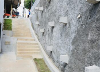Prefeitura de Salvador inaugura contenção de encosta e garante tranquilidade para famílias em Tancredo Neves