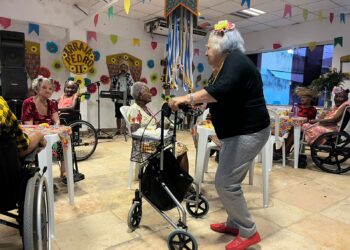 Idosos acolhidos no Abrigo D. Pedro II comemoram o São João