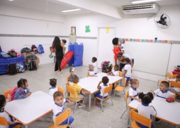 Alunos da rede municipal de ensino de Salvador dão pontapé no ano letivo de 2024