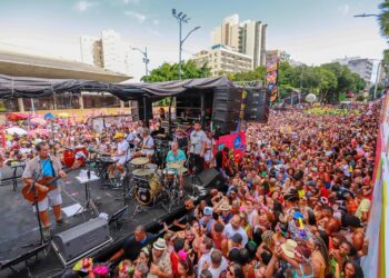 Primeiro dia oficial do Carnaval de Salvador reúne diversas atrações nesta quinta (8)