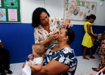 Mulheres assistidas pelo Cras Cajazeiras XIII participam de oficina gratuita de automaquiagem