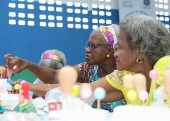 Idosas exercitam a criatividade em oficina de biscuit na sede da Guarda Municipal