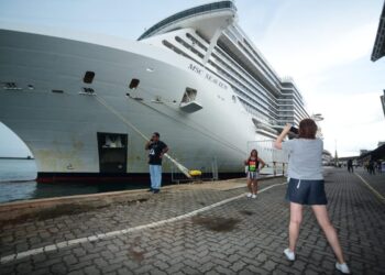 Dois cruzeiros chegam a Salvador com 7.709 passageiros para último dia de Carnaval