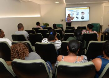 Prefeitura capacita ambulantes sobre práticas sanitárias para Natal Luz e festas populares